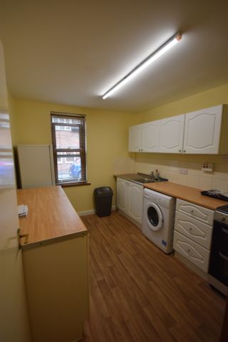 2 bed Apartment - To Let - Photo 5