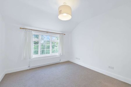 Spacious Three-Bedroom Home with Rural Views, Garage and Large Garden - Photo 4