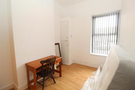 3 bedroom flat to rent - Photo 5