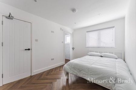 4 bedroom semi-detached house to rent - Photo 5