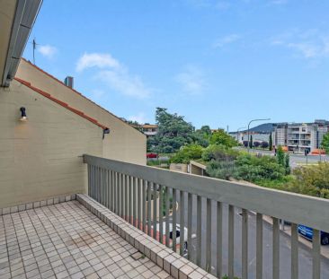 Three Bedroom Loft Apartment - Photo 4