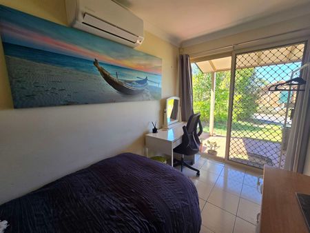 Helensvale - Photo 3