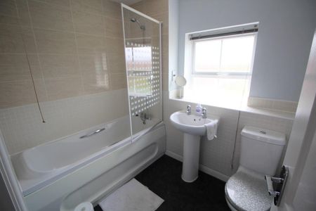 1 bedroom in a house share to rent - Photo 4