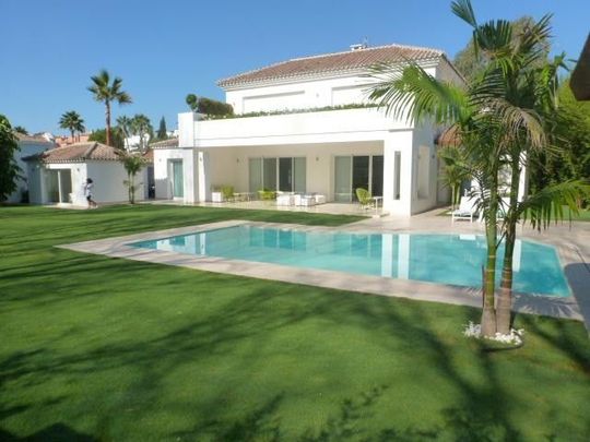 Detached Villa in Guadalmina Baja - Photo 1