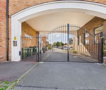 Elmcroft Drive, Ashford, Surrey,TW15 - Photo 2