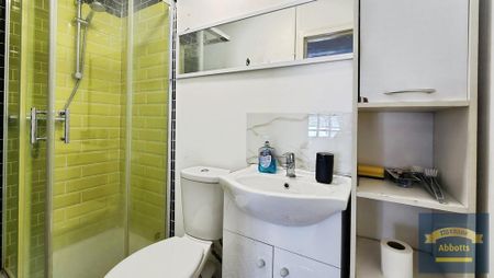 1 bedroom in a house share to rent - Photo 4