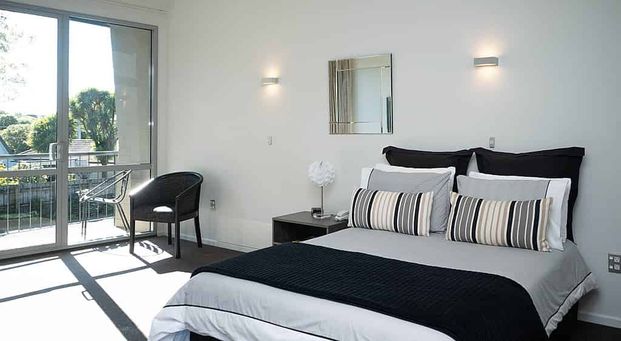 Executive rooms close to town for rent! - Photo 1