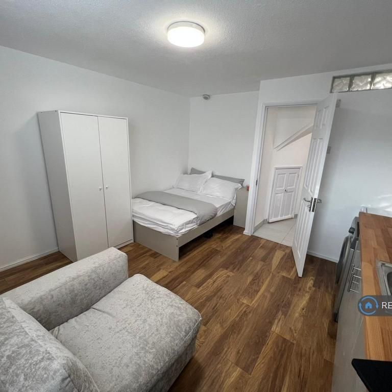 Studio to rent - Photo 1