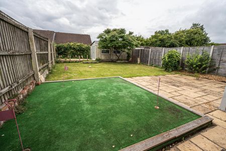 Spacious communal areas, with large drive and established garden - Photo 2