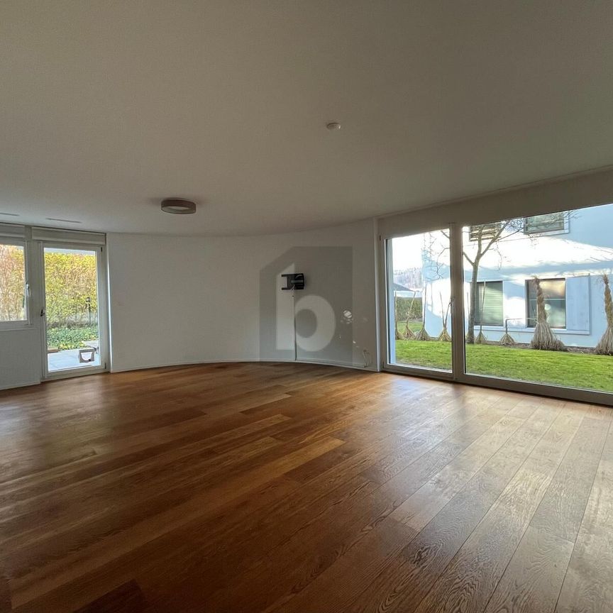 SPACIOUS AND BRIGHT WITH SMALL GARDEN - Photo 1