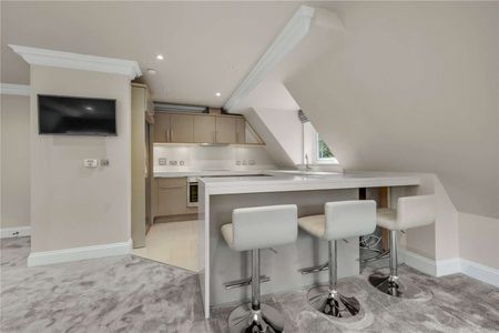 A stylish split-level penthouse apartment in a private development moments from Oxshott Heath and within close proximity to popular schools. - Photo 3