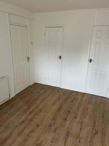 3 Bed Flat, St. John's Road, E16 - Photo 2