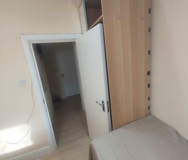 Room in a Shared House, Leamington Gardens, IG3 - Photo 3