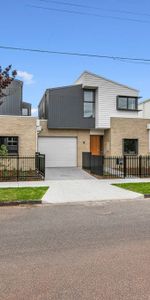 Brand New & Gorgeous - Photo 4