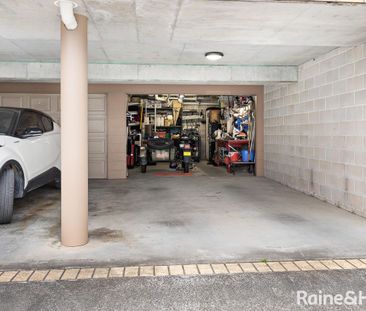 3 Bedroom Townhouse in Prime Location! - Photo 3