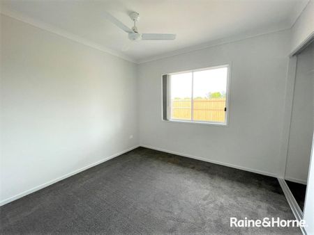 Walk to Urangan Pier - 4 Bedroom Home - Photo 5