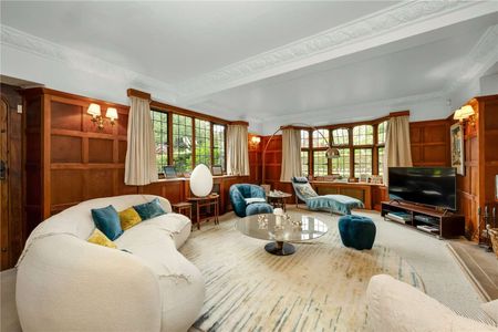 A well presented 5 bedroom family home located in a sought after private estate, within a mile to Walton-on-Thames and Weybridge town centres and 0.5 miles to Walton-on-Thames train station. - Photo 2