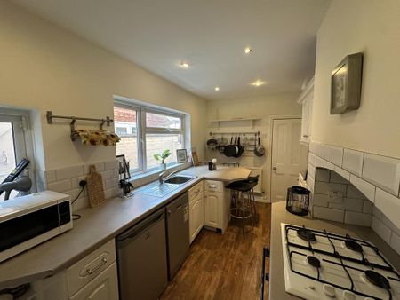 4 bedroom terraced house to rent - Photo 3