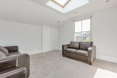 4 bedroom flat in London - Photo 3