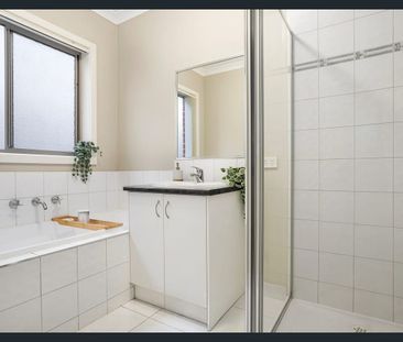 Great Pakenham Location - 3 Beds 2 Baths - Photo 6