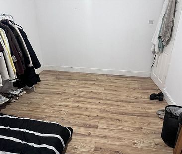 1 bedroom in a flat share to rent - Photo 5