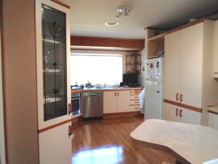 Waikanae - 4 Bedrooms - Photo 3