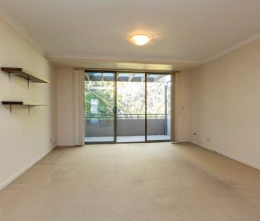 Bright and Conveniently Located Two Bedroom Apartment - Photo 2