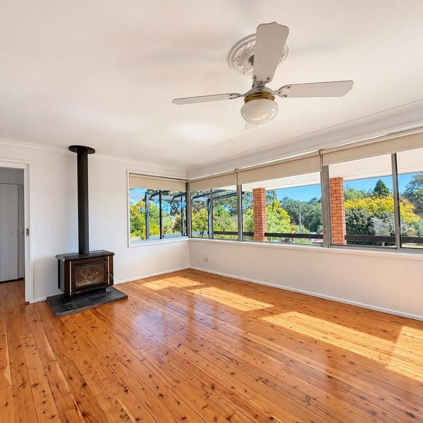 Spacious Four Bedroom Home with Large Sheds & Yard - Photo 1