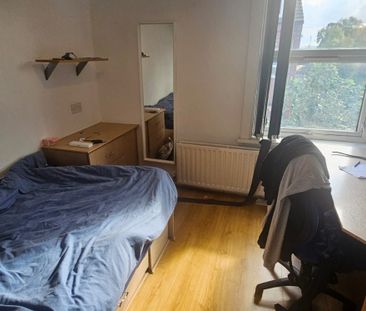 7 Bed - 27 Ashville Road, Hyde Park, Leeds - LS6 1NA - Student - Photo 2