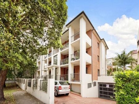 Spacious Two-Bedroom Apartment – Top Floor Location - Photo 5