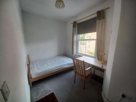 4 bedroom semi-detached house to rent - Photo 5