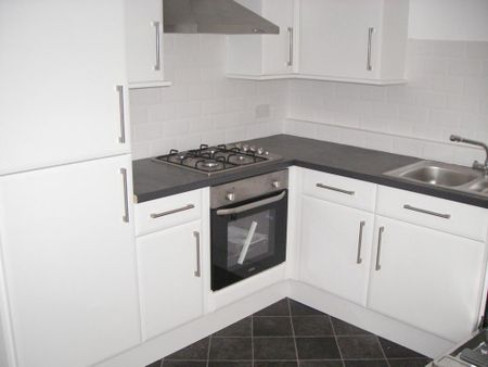 1 bedroom in a house share to rent - Photo 2