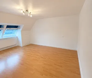 Helle DG-Wohnung mit Fernblick - 2(-3) Zimmer nahe U1, Tram & CEU | teilmöbliert - Foto 1