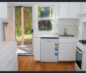 BEACHSIDE ART DECO GEM - GROUND FLOOR WITH COMMUNAL GARDEN! - Photo 5