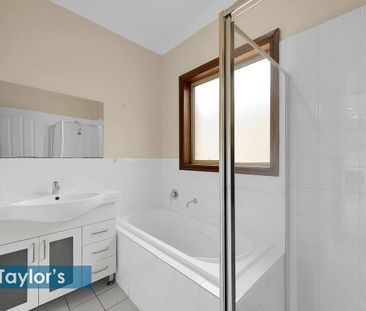 2010 BUILT FAMILY HOME THAT'S SURE TO PLEASE - Photo 6