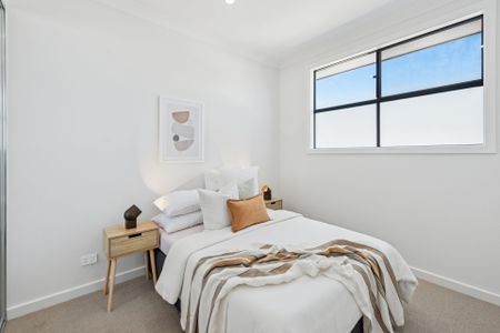 Modern Living, Prime Location – Brand New Executive 3 Bedroom Home! - Photo 5