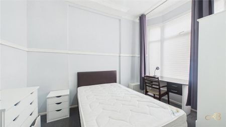 4 bedroom terraced house to rent - Photo 3