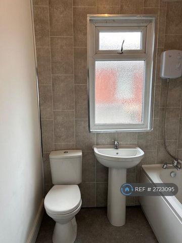 3 bedroom terraced house to rent - Photo 5