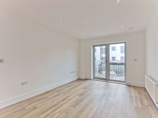 A one bedroom apartment conveniently positioned close to Guildford train station. - Photo 1