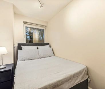 3 bedroom flat in London - Photo 4