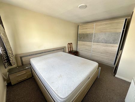 3 bedroom end of terrace house to rent - Photo 2