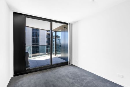 Spacious two-bedroom apartment with stunning lake views. - Photo 3