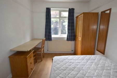 4 Bedroom Semi-Detached House - Photo 3