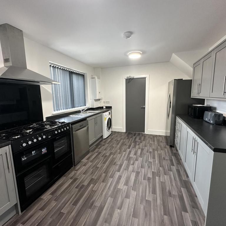 5 bedroom semi-detached house to rent - Photo 1