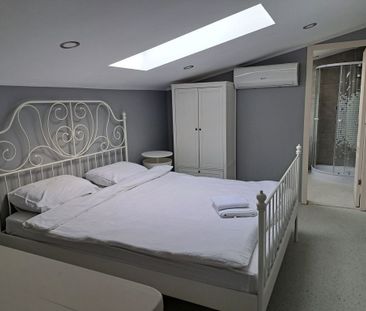 Studio cochet de închiriat în mansardă, inima orașului! - Fotografie 6