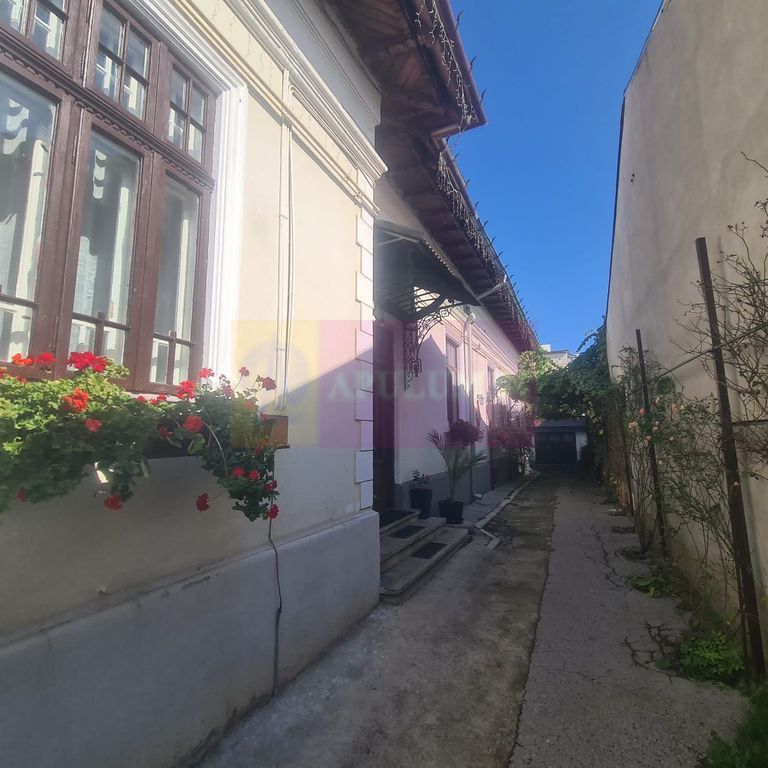 Casa de inchiriat in Campina, zona Centrala - Photo 1