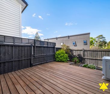 Modern Fully Furnished Family Home in Te Atatu South - Photo 3