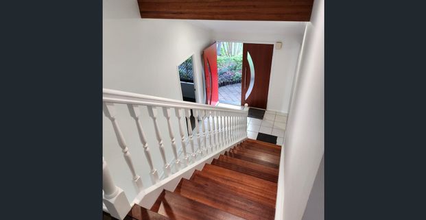 Spacious 5-Bedroom Family Home with Pool in Prime Carindale Location! - Photo 1