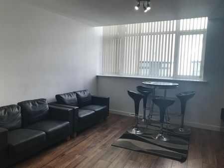 4 bedroom flat to rent - Photo 2