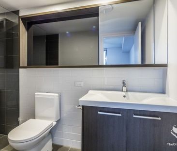 MODERN 2 BEDROOM 2 BATHROOM APARTMENT! SECURE! - Photo 1